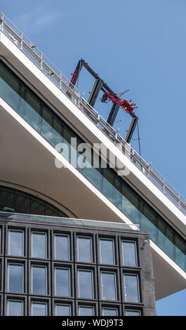 Amsterdam, Niederlande - 30. Juni 2019: Nahaufnahme von daredevil Swing instatllation auf einem 'Dam Aussichtsturm gegen den blauen Himmel. Stockfoto