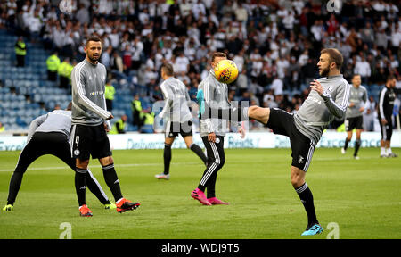 Legia Warschau Mateusz Wieteska (links) schaut beim Aufwärmen vor dem UEFA Europa League Spiel im Ibrox Stadium, Glasgow. Stockfoto