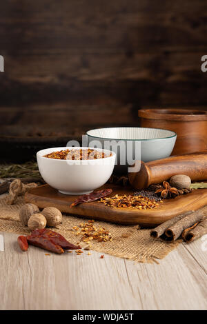 Chinesisches getrocknetes Chilipulver in einer Schüssel und in der Küche Stockfoto