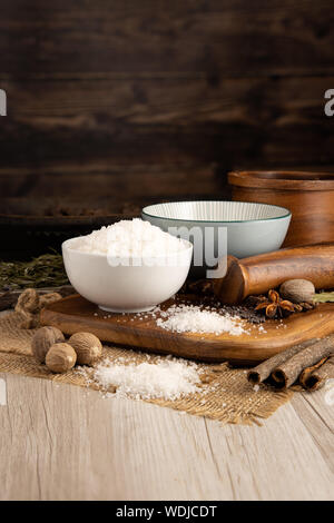 Fleur de Sel Salz in einer Schüssel und Kücheneinrichtung Stockfoto