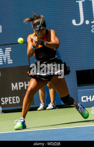 Naomi in Osaka (JPN) konkurrieren in der ersten Runde der US Open Tennis 2019 tragen ihre Neue NikeCourt x Sacai tennis Outfit Stockfoto