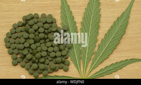 Cannabis Tabletten medizinische Kapseln oder Pillen Hanf und Blatt cannabidiol CBD getrocknet geerntet von Saatgut Qualität für die Herstellung von Salben entwickelt Stockfoto