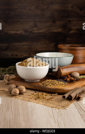PIRI PIRI WÜRZEN in einer Schüssel und Zubereitung von Speisen und Küchenset Stockfoto