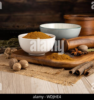 RAS Eel Hanout in einer Schüssel und Kücheneinrichtung Stockfoto