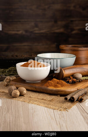 Scotch Bonnet Chili Chili Powder in einer Schüssel und Kücheneinrichtung Stockfoto