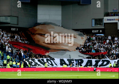 Legia Warschau Fans ein Banner von Papst Johannes Paul II. und die lautet "Keine Angst" werden bei der UEFA Europa League Spiel im Ibrox Stadium, Glasgow enthüllen. Stockfoto