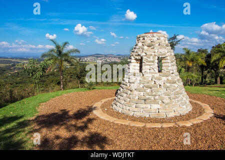 "Bienenstock Bunker' Chris Burden, Inhotim, Institut für Zeitgenössische Kunst und Botanischer Garten, Brumadinho, Minas Gerais, Brasilien Stockfoto