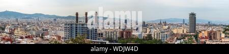 Panoramablick über Barcelona City Skyline von Montjuïc Schloss gesehen. Hochauflösender Wide Panorama Stockfoto