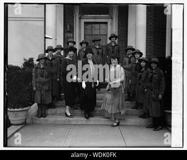 Girl Scouts zu Hause von Frau Mary Roberts Rinehart, 11/12/24 Abstract / Medium: 1 Negativ: Glas 4 x 5 in. oder kleiner Stockfoto