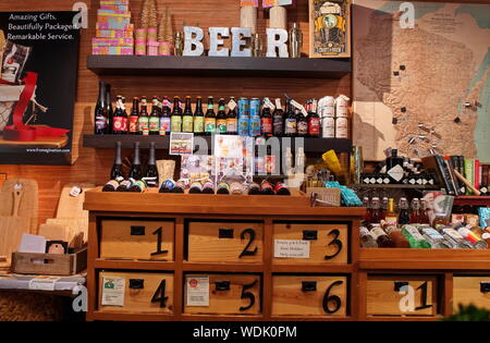 Madison, WI USA. Apr 2018. Sortierte Menge lokal gebrautes Bier in Selbstbedienung Schubladen, und lokalen artisinal Handwerk. Stockfoto
