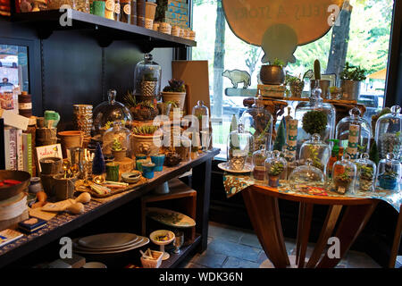 Madison, WI USA. Apr 2018. Handwerkliche Terrarien, Pflanzen, Geschirr, Garten Material und Bücher innerhalb der Fromagination. Stockfoto