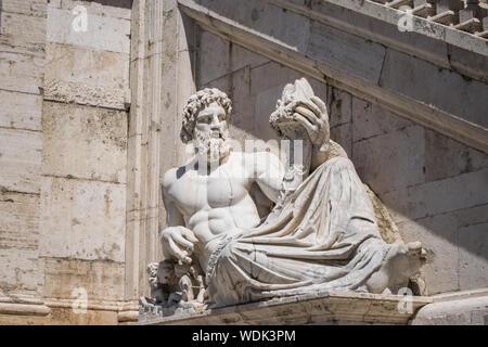 Skulptur des Tiber in das Capitolium geplant von Michelangelo, Piazza del Campidoglio, Senats Palace von Rom Stockfoto
