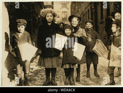 Mädchen kommen durch die Gasse. Die kleinsten Mädchen hat schon 2 Jahre. Hartford, Anschl. Abstract: Fotografien aus den Aufzeichnungen des Nationalen Kinderarbeit Committee (USA) Stockfoto