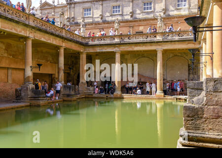 BATH, ENGLAND - Juli 2019: Menschen den Besuch der Römischen Bäder in der Mitte der Badewanne Stockfoto