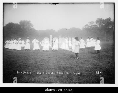 Mädchen der öffentlichen Schule Athletic League Volkstanz im Central Park, New York Abstract / Medium: 1 Negativ: Glas 5 x 7 in. oder kleiner. Stockfoto
