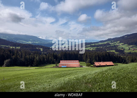Im Sommer idyllische Landschaft mit grünen Wiesen und zwei Häuser im Allgaeu Bereich der bayerischen Alpen, Deutschland 2019 Stockfoto
