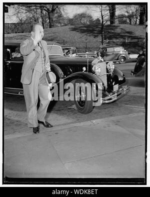 Gibt den Hitlergruß. Washington, D.C., November 22. Deutsche Botschafter Hans Dieckhoff gibt die bekannten Hitlergruß, wie er an das State Department kommt heute ein Abschied Appell an Außenminister Cordell Hull zu bezahlen. Er erwartet für Deutschland aus New York kommenden Freitag Nacht auf der Europa Abstract / Medium zu Segeln: 1 Negative: Glas 4 x 5 in. oder kleiner Stockfoto