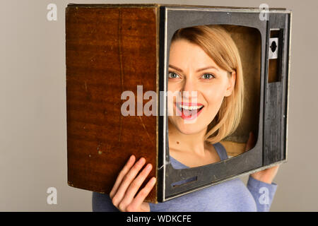 Retro tv. retro tv mit glücklichen Frau. lächelnde Frau mit Retro tv am Kopf. retro tv. Film Stockfoto