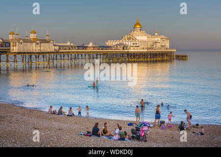 Eastbourne Pier und am Strand in der Abendsonne. Eastbourne, East Sussex UK.