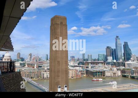 London, Großbritannien - 29 August 2019: Der Skyline aus der 10. Etage anzeigen Galerie in der Tate Modern zu sehen. Stockfoto