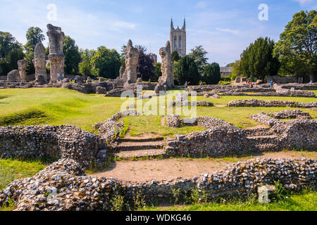 Bury St Edmunds, die Kathedrale und die Ruinen der Abtei. Suffolk, Großbritannien. Stockfoto