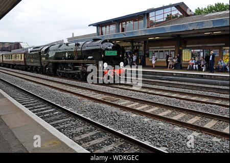 Ex Southern Railway Handelsmarine Klasse Dampflok 35028 "Clan" mit einem British Pullman Bummelzug in Oxford Bahnhof. Stockfoto