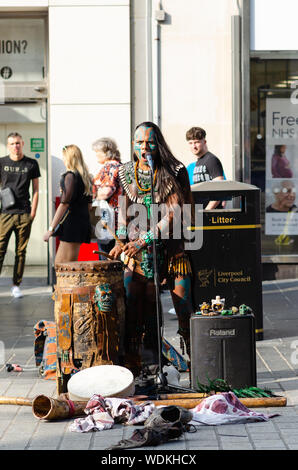 Mayan Krieger spielt die Trommel. Ritual Maya theater Künstler aus Mexiko auf der Straße von Liverpool. Der Künstler trägt den traditionellen Maya Kostüm. Stockfoto