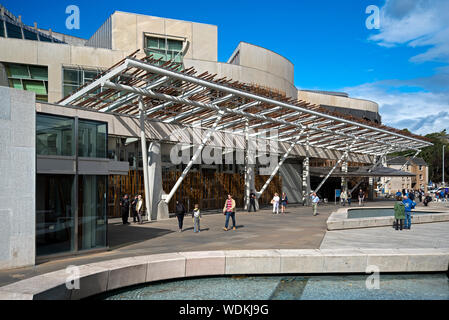 Der Eingang zum Schottischen Parlament in Holyrood, Edinburgh, Schottland, Großbritannien. Stockfoto