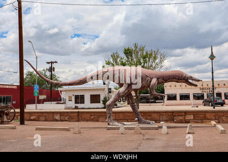 Holbrook, Arizona/USA - August 3, 2919: Braun Dinosaurier Statue Stockfoto