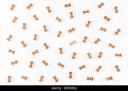 Hund Snack wie Knochen, auf weißem Hintergrund, flach Stockfoto