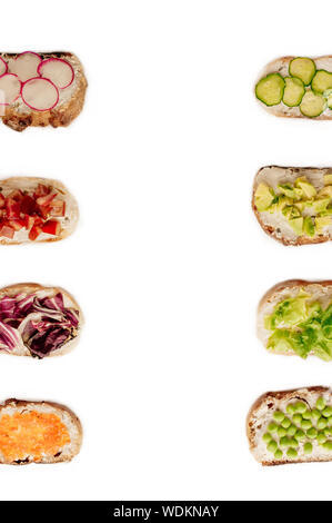 Sandwiches und Tapas mit Brot und leckeren Zutaten. Könnte das Essen für ein gesundes Frühstück ot Mittagessen. Kopieren Sie Platz für Ihren Text Stockfoto