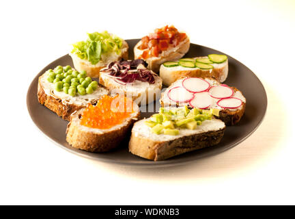 Sandwiches und Tapas mit Brot und leckeren Zutaten. Könnte das Essen für ein gesundes Frühstück ot Mittagessen. Kopieren Sie Platz für Ihren Text Stockfoto