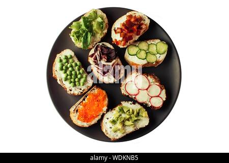 Sandwiches und Tapas mit Brot und leckeren Zutaten. Könnte das Essen für ein gesundes Frühstück ot Mittagessen. Horizontale Ausrichtung Stockfoto