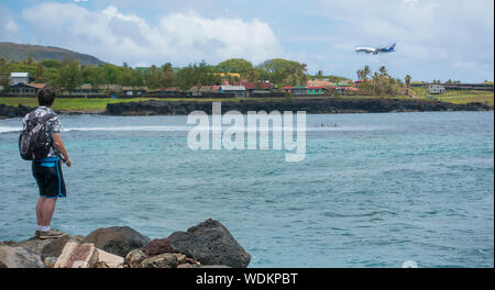 Flugzeug, das zu Land bei Hanga Roa auf der Osterinsel kommt Stockfoto