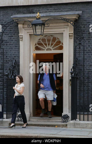 Westminster, London, 29. August 2019. Wetherspoons Kneipe Kette Gründer und Vorsitzender von Tim Martin, Spaziergänge entlang und in Downing Street Nr. 10. Martin war in der Presse in den letzten Tagen, wie es vorgeschlagen wurde, daß er kann ein PEERAGE durch die Johnson Regierung gegeben werden. Er war eine berühmte Brexit Unterstützer und Spender für die Ursache über einige Zeit. Stockfoto