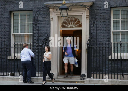 Westminster, London, 29. August 2019. Wetherspoons Kneipe Kette Gründer und Vorsitzender von Tim Martin, Spaziergänge entlang und in Downing Street Nr. 10. Martin war in der Presse in den letzten Tagen, wie es vorgeschlagen wurde, daß er kann ein PEERAGE durch die Johnson Regierung gegeben werden. Er war eine berühmte Brexit Unterstützer und Spender für die Ursache über einige Zeit. Stockfoto