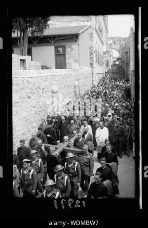 Karfreitagsprozession (Polnisch) April 7th, 1944, Durchführung von grossen Kreuz Abstract / Medium: G. Eric und Edith Matson Fotosammlung Stockfoto