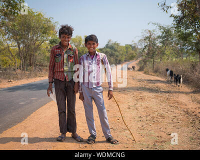 Porträt von zwei jungen Goatherders in Khajuraho, Madhya Pradesh, Indien, Asien Stockfoto