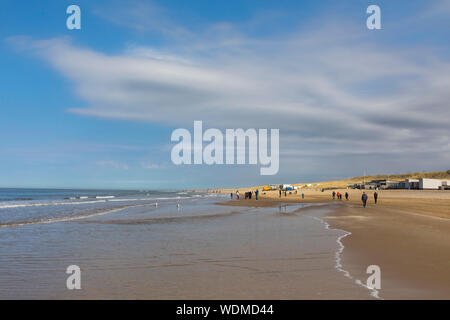 Walker auf der Nordsee strand von Bergen aan Zee, Nordholland, Niederlande, Stockfoto