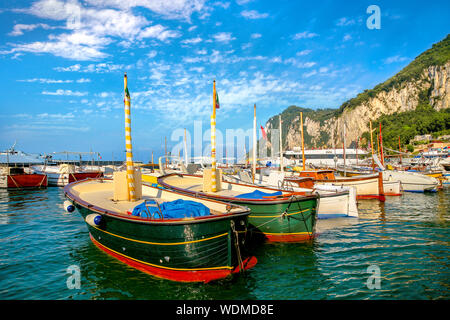 Bunte touristischen Boote im Hafen Marina Grande auf Capri Insel. Region Kampanien, Italien Stockfoto