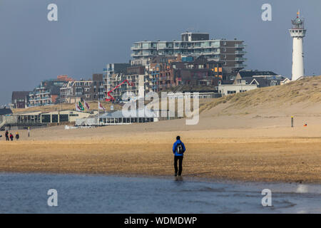 Walker auf der Nordsee strand von Egmond aan Zee, Nordholland, Niederlande, Promenade, Leuchtturm, Stockfoto