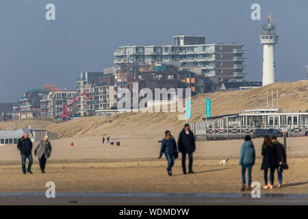 Walker auf der Nordsee strand von Egmond aan Zee, Nordholland, Niederlande, Promenade, Leuchtturm, Stockfoto