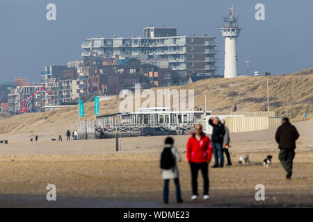 Walker auf der Nordsee strand von Egmond aan Zee, Nordholland, Niederlande, Promenade, Leuchtturm, Stockfoto