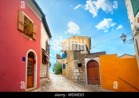 Bunte Fassade der Häuser auf die Gasse in der Altstadt Rovinj. Kroatien Stockfoto