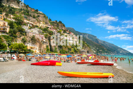 Menschen Sonnenbaden am Strand von Positano. Italien, Kampanien, Amalfiküste Stockfoto