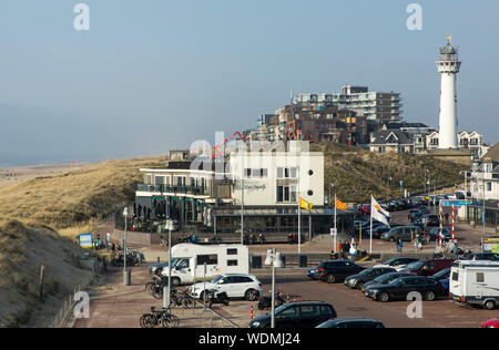 Wanderer auf der Nordsee strand von Egmond aan Zee, Nordholland, Niederlande, Strand, Restaurants, Cafés, Leuchtturm, Stockfoto