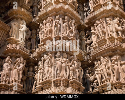 Detaillierte Steinmetzarbeiten auf der Kandariya Mahadeva, Khajuraho Gruppe von Denkmälern, Khajuraho, Madhya Pradesh, Indien, Asien Stockfoto