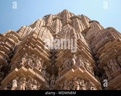 Detaillierte Steinmetzarbeiten auf der Kandariya Mahadeva, Khajuraho Gruppe von Denkmälern, Khajuraho, Madhya Pradesh, Indien, Asien Stockfoto