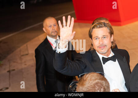 Venedig, Italien. 29 Aug, 2019. Brad Pitt Wellen an die Fans bei der Weltpremiere von "Ad Astra" während der 76. Filmfestival von Venedig Palazzo del Cinema am 29. August 2019 in Venedig, Italien. Credit: Roberto Ricciuti/Erwachen/Alamy leben Nachrichten Stockfoto