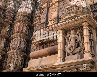 Detaillierte Steinmetzarbeiten auf der Kandariya Mahadeva, Khajuraho Gruppe von Denkmälern, Khajuraho, Madhya Pradesh, Indien, Asien Stockfoto